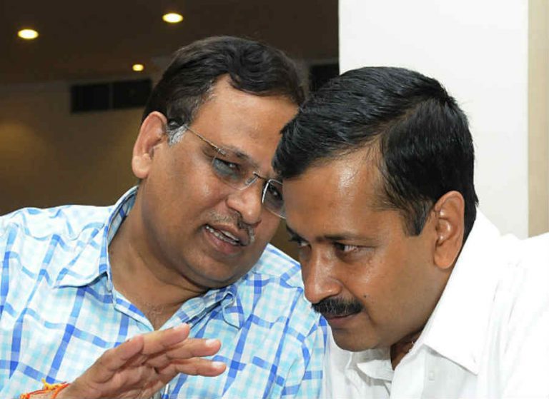 केजरीवाल के मंत्री सत्येंद्र जैन के घर पहुंची सीबीआई, पत्नी से पूछताछ