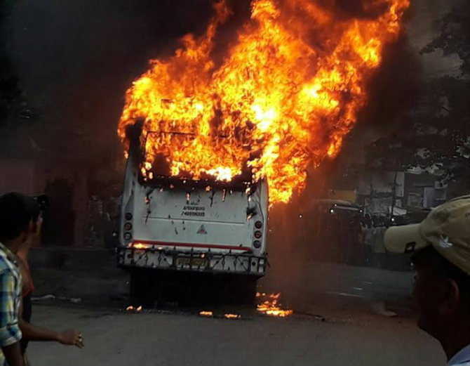 बिहार के नालंदा में बड़ा बस हादसा , कई लोग ज़िंदा जले
