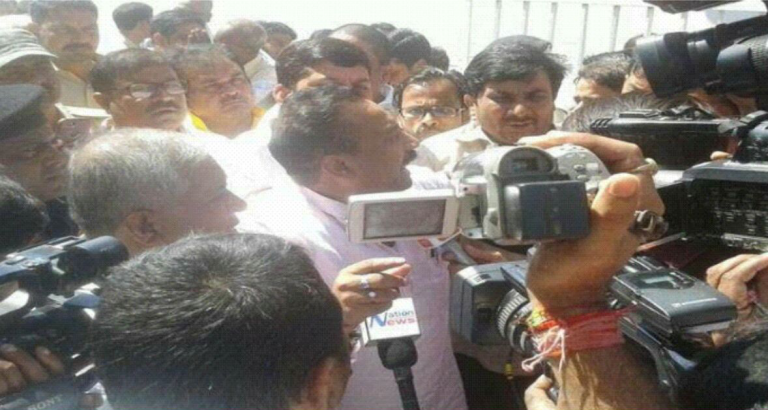 कांग्रेस पार्टी ऑफ़िस में लगे पीएम मोदी जिंदाबाद के नारे , हुई जमकर मारपीट