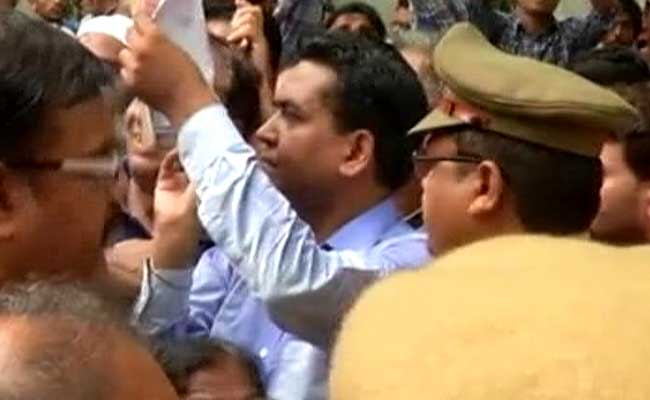 kapil-mishra_at_kejriwal_home