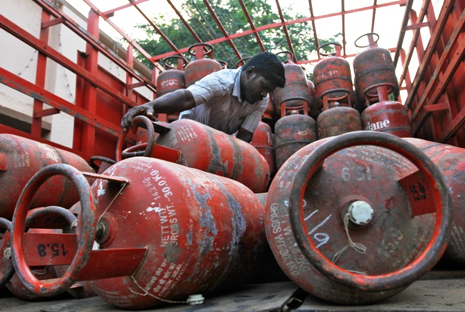 अब हर महीने 4 रुपये बढ़ेंगे रसोई गैस के दाम, LPG सब्सिडी होगी खत्म