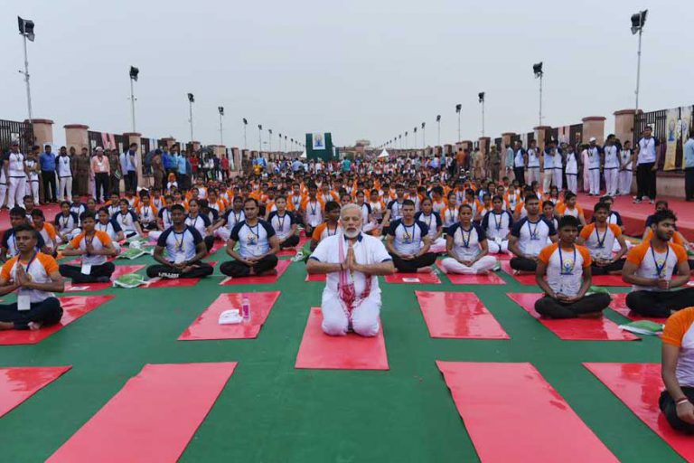 लखनऊ में बारिश के बीच लोगों के साथ पीएम नरेंद्र मोदी ने किया योग