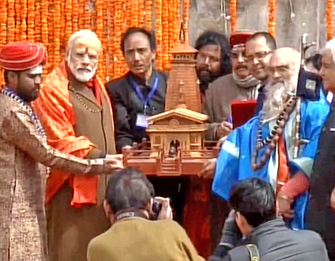 PM मोदी ने  वैदिक मंत्रोच्चार के बीच बाबा केदारनाथ का किया रुद्राभिषेक