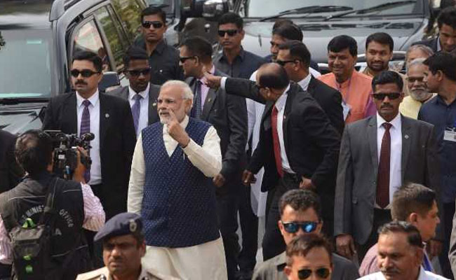 गुजरात चुनाव: वोट डालने के बाद पीएम मोदी का रोड शो, कांग्रेस ने जताया एतराज