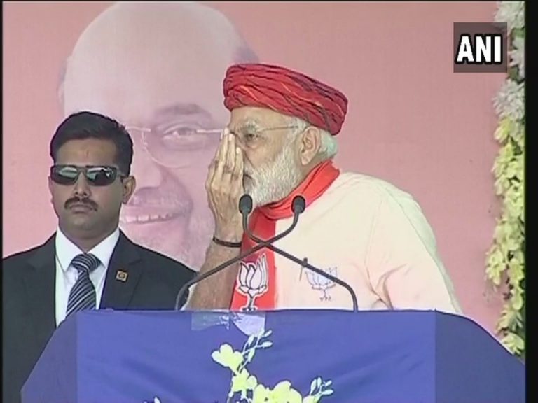 PM मोदी ने इंदिरा गांधी पर साधा निशाना, कहा मुंह पर रुमाल रखकर मोरबी आईं थी