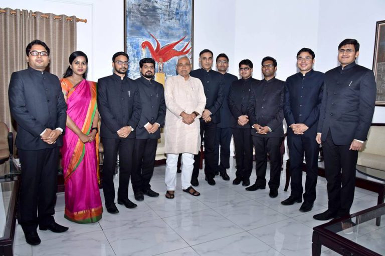 बिहार : प्रशिक्षु आईएएस अधिकारियों ने मुख्यमंत्री नीतीश कुमार से की मुलाकात