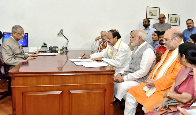 उपराष्ट्रपति चुनाव के लिए वेंकैया नायडू ने भरा नामांकन, मोदी सहित सभी बड़े नेता मौजूद