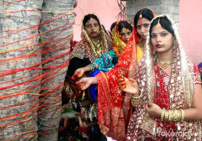 women-celebrating-vat-savitri-puja-in-patna-bihar